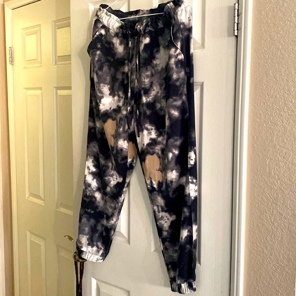 Nylon multi color joggers with pockets. Elastic waits size medium